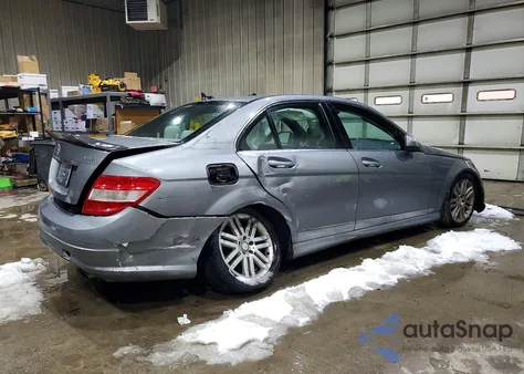 2009 Mercedes-Benz C 300 4Matic z USA, uszkodzony, nr VIN WDDGF81X49R070641